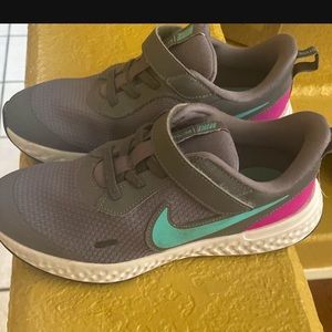 Girls Nike Tennis shoes sz 2